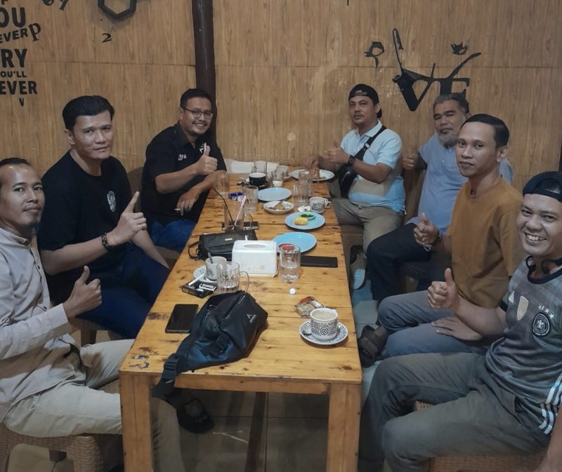 Ket. Foto : Ketua Plt PWI Bengkalis, Alfisnardo dan Plt Sekretaris, Andrias, Gelar Rapat Perdana Bersama Anggota, Kamis (27/02/2025) di Duri, Kabupaten Bengkalis
