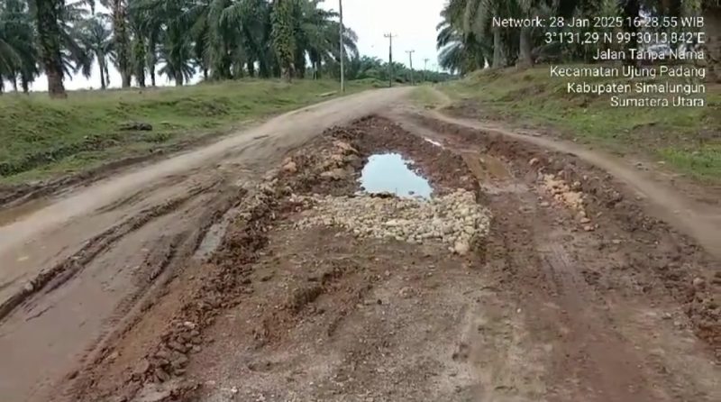 Jalan penghubung antar desa Sordang Bolon menuju Kecamatan Ujung Padang kabupaten Simalungun propinsi Sumatera Utara yang melintasi perkebunan PTPN IV