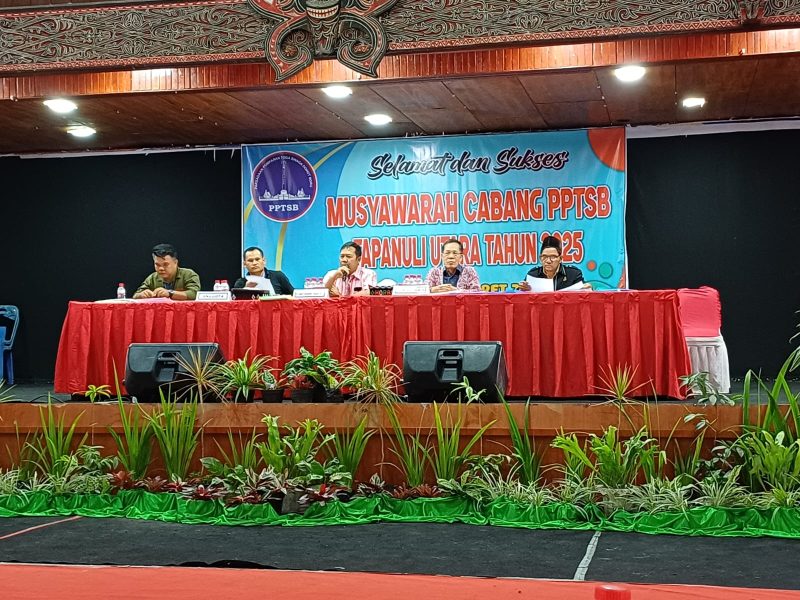 Ket. Foto : Pimpinan Sidang Musyawarah Cabang PPTSB Tapanuli Utara, Sabtu, 1 Maret 2025, di Sopo Partungkoan, Tarutung.