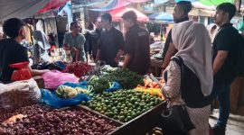 

Ket. Foto : Kepala Dinas Perindustrian, Perdagangan, Koperasi dan Usaha Kecil Menengah (Disperindagkop dan UKM), bersama Personil Polres Langsa, Saat Sidak di Pusat Pasar Kota Langsa, Jum'at (07/03/2025).