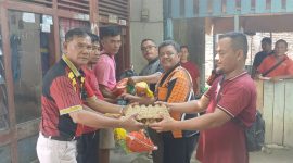 


Ket. Foto : Pengurus PPTSB Cabang Pekanbaru 1, Secara Simbolis Menyerahkan Bantuan Sembako Kepada Perwakilan Anggota PPTSB Yang Terdampak Banjir, Jumat (07/03/2025)