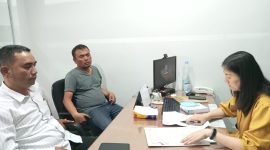 Ket Foto : Cassarolly Sinaga SH MH, Bersama Kliennya David Parlindungan, Korban Kehilangan Uang Dari Rekening Bank BCA Cabang Dumai, Saat Mendampingi Klien nya di Bank BCA Cabang Dumai