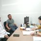 Ket Foto : Cassarolly Sinaga SH MH, Bersama Kliennya David Parlindungan, Korban Kehilangan Uang Dari Rekening Bank BCA Cabang Dumai, Saat Mendampingi Klien nya di Bank BCA Cabang Dumai