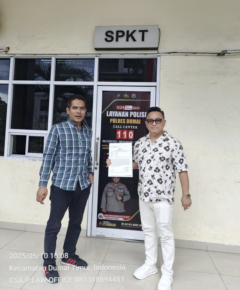 Ket. Foto : Hendy, S.H Bersama Rudi Gunawan, S.H. Kuasa Hukum Toton Sumali, di Polres Dumai, Saat Membuat Laporan Pencemaran Nama Baik. 