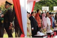 Ket. Foto : Jaksa Agung saat memberikan Penghargaan Adhi Adhyaksa kepada Rico Sinaga
