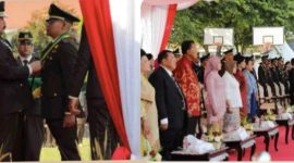 Ket. Foto : Jaksa Agung saat memberikan Penghargaan Adhi Adhyaksa kepada Rico Sinaga