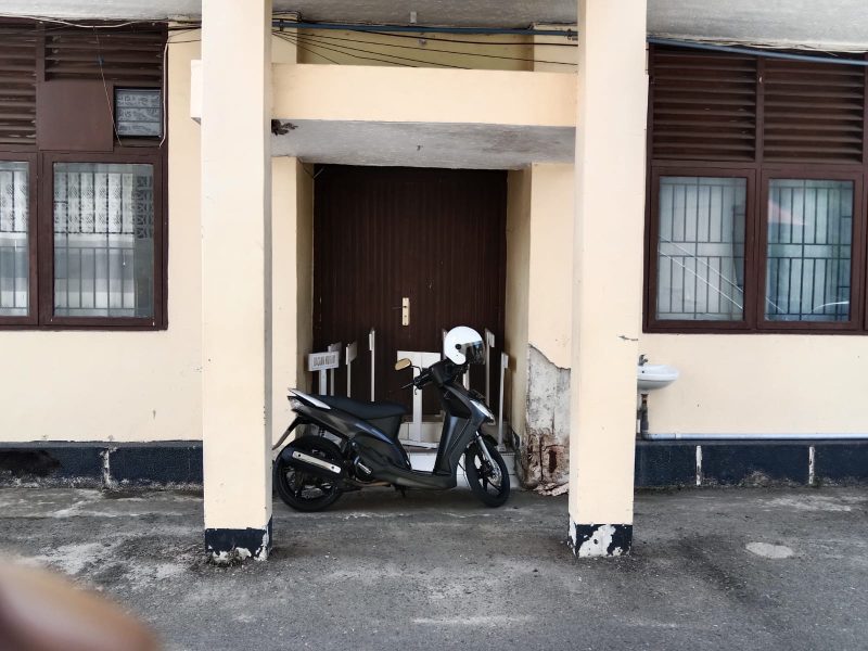 Ket. Foto : Salah Satu Pintu Kantor Yang Tertutup