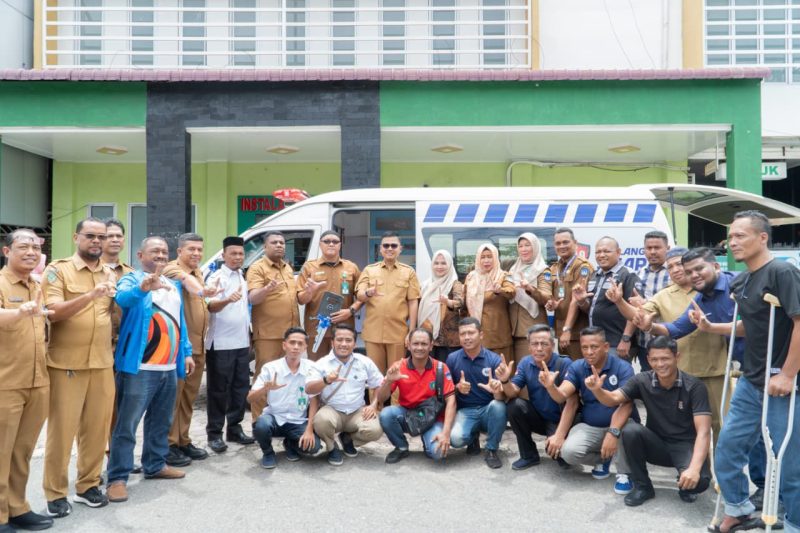 Ket. Foto : Foto Bersama ASN Rumah Sakit Umum Daerah Langsa, Pada Acara Tepung Tawar (Peusijuk) Mobil Ambulan Baru RSUD Langsa, Selasa (7 Oktober 2025) 