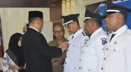Ket. Foto : Kepala Dinas Pemberdayaan Masyarakat Gampong Al Azmi, S.STP, MSP, saat melantik dan mengambil sumpah 7 (tujuh) orang Pj Geuchik.
