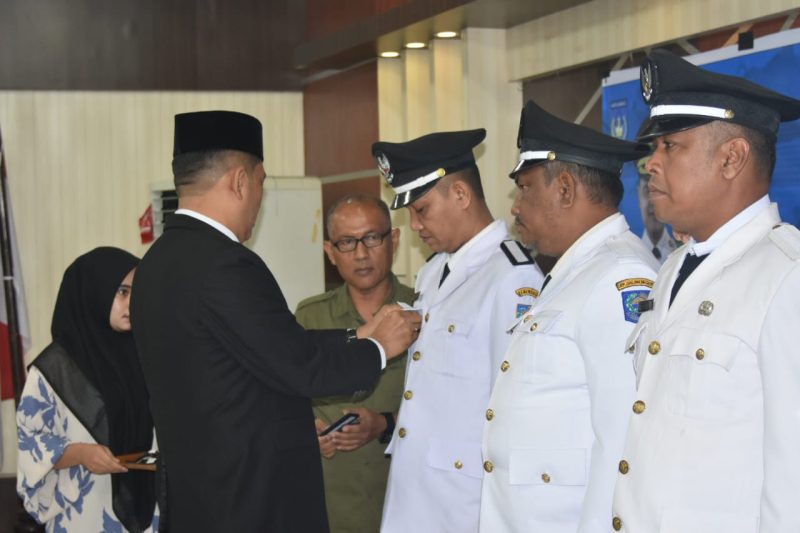 Ket. Foto : Kepala Dinas Pemberdayaan Masyarakat Gampong Al Azmi, S.STP, MSP, saat melantik dan mengambil sumpah 7 (tujuh) orang Pj Geuchik.