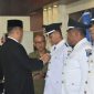 Ket. Foto : Kepala Dinas Pemberdayaan Masyarakat Gampong Al Azmi, S.STP, MSP, saat melantik dan mengambil sumpah 7 (tujuh) orang Pj Geuchik.