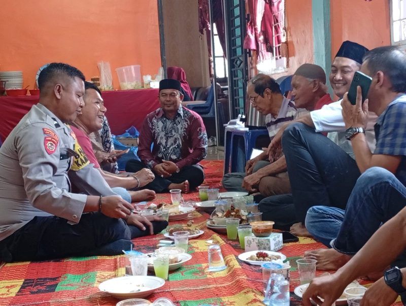 Ket.Foto : Suasana Pelaksanaan Maulid Nabi 1447 H, terlihat akrab 
forkopimcam Kecamatan Langsa Kota, Babinsa, Bhabinkamtibmas dari Polsek dan Koramil, tokoh masyarakat, tokoh adat, tokoh agama dan undangan dari tokoh masyarakat Tiong Hoa.