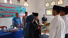 Ket. Foto : Mulyadi, Kepala kampung Sunsang melantik Dua Aparatur kampung Yang Baru