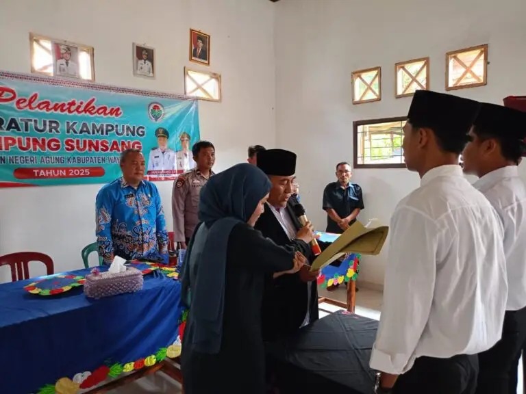 Ket. Foto : Mulyadi, Kepala kampung Sunsang melantik Dua Aparatur kampung Yang Baru