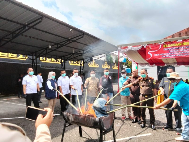 Ket. Foto : Kejari Way Kanan, Bersama Unsur Muspida, Musnahkan Barang Bukti Tindakan Kejahatan, di halaman Kantor Kejari Way Kanan Rabu,(19/11/2025)