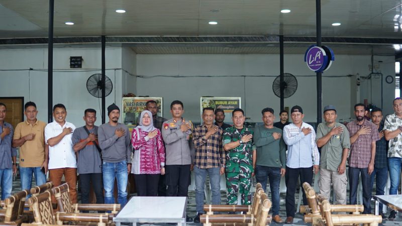 Ket. Foto : S Kapolres Langsa, AKBP Mughi Prasetyo Habrianto, S.I.K., Menggelar Silaturahmi dengan TNI,  Serta Para Panglima Sagoe Bersama  Unsur Komite Peralihan Aceh (KPA) dan Partai Aceh (PA) Kota Langsa. 