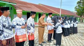 Ket. Foto : Camat Negeri Agung,  Hepi Haryanto,S.E. saat menghadiri Upacara Hari Guru Nasional di SMA N 1 Negeri Agung Selasa, (25/11/2025) 