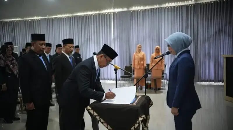 Ket. Foto : Bupati Way Kanan, Ayu Asalasiyah Melantik Pejabat Eselon 2, Pemkab Way Kanan, Selasa (25/11/2025)