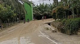 Ket. Foto : Jalan Becek dan Licin, akibat aktifitas pengangkutan Galian C