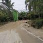 Ket. Foto : Jalan Becek dan Licin, akibat aktifitas pengangkutan Galian C