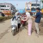 Ket. Foto : AMSCO PEDULI, Monica Membagikan Masker Kepada Pengguna Jalan