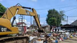 Ket. Foto : Pemko Langsa, Menggunakan Alat Berat, Untuk Membersihkan Sampah dan Lumpur, Pasca Banjir Yang Melanda Aceh