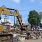 Ket. Foto : Pemko Langsa, Menggunakan Alat Berat, Untuk Membersihkan Sampah dan Lumpur, Pasca Banjir Yang Melanda Aceh