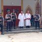 Ket. Foto : Pimpinan Gereja HKBP Langsa,  Pdt Hotman Aritonang, Bersama Personil Polres Langsa, Sebelum Perayaan Natal, Kamis (25/12/2025)