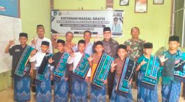 Ket. Foto : foto Bersama Peserta Khitan Massal, dengan PJ Geuchik Arif Firmansyah, S.Pd MM,CPM, Sekdes Surianto, Ketua Tuhapeut Tukiman , Babinsa SERTU Suyono, Kepala Dusun Aswin.
