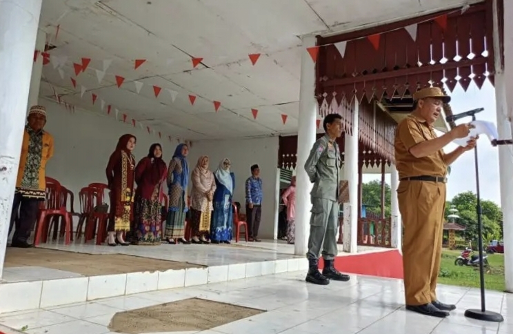 Ket. Foto : Camat Negeri Agung, Hepi Haryanto,S.E, Saat Pimpin Upacara Peringatan Hari Ibu. 