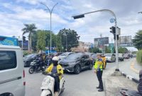 Ket. Foto : Wakil Direktur Lalu Lintas (Wadirlantas) Polda Riau, AKBP Budi Setiyono, saat mengurai kemacetan akibat kepadatan arus kendaraan, Sabtu (10/1/2026).