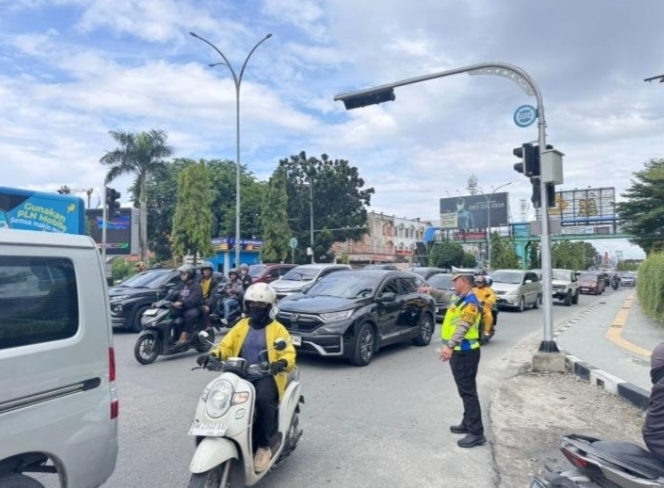 Ket. Foto : Wakil Direktur Lalu Lintas (Wadirlantas) Polda Riau, AKBP Budi Setiyono, saat mengurai kemacetan akibat kepadatan arus kendaraan, Sabtu (10/1/2026).