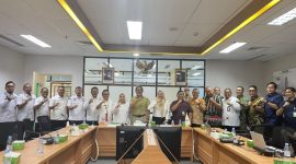 Ket. Foto : Bupati Bengkalis, Kasmarni, saat menghadiri Rapat Koordinasi Kontraktor Kontrak Kerja Sama Minyak dan Gas Bumi (KKKS) di Kantor SKK Migas Perwakilan Sumbagut, Pekanbaru.