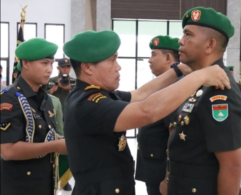 Ket. Foto : Pangdam XIX/TT, Pimpin Sertijab Danrem 031/Wira Bima, Dari Brigjen TNI Jarot Suprihato Kepada Brigjen TNI Agustatius Sitepu, di Aula Kharuddin Nasution Makodam XIX/Tuanku Tambusai, Pekanbaru (Foto : Istimewa)