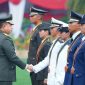 Ket. Foto : Panglima TNI Jenderal Agus Subiyanto melantik 260 perwira prajurit karier program khusus tahun 2026. (Foto: Dok. Puspen TNI)