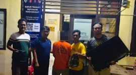 Ket. Foto : Pelaku Pencurian Rumah Kosong berinisial R alias PL, Bersama Barang Bukti, Saat diamankan di Polsek Gunung Labuhan. 