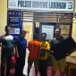 Ket. Foto : Pelaku Pencurian Rumah Kosong berinisial R alias PL, Bersama Barang Bukti, Saat diamankan di Polsek Gunung Labuhan. 