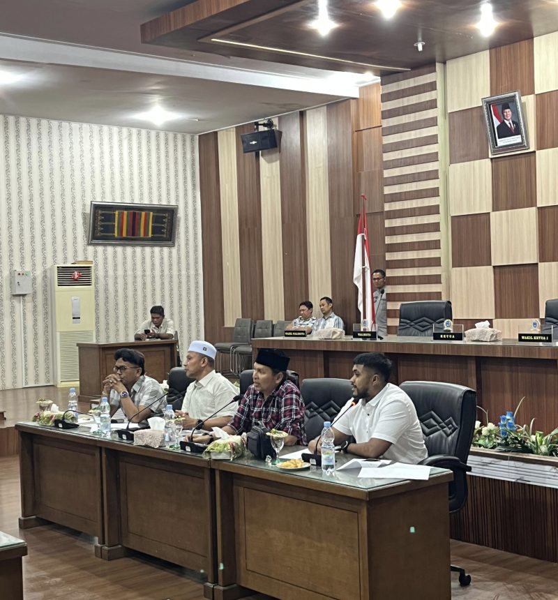 Ket. Foto : Ketua DPRK Langsa, Gelar RDP,  dengan Pedagang Kaki Lima, Kota Langsa, yang di pimpin oleh Wakil Ketua II, DPRK Langsa, Noma Khairil. 