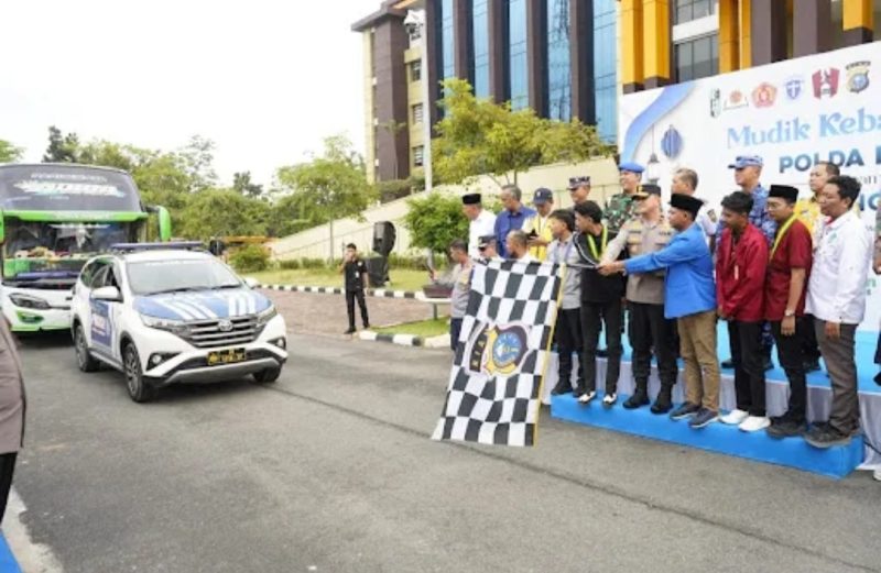 Ket. Foto : Polda Riau melepas peserta Mudik Kebangsaan di halaman Mapolda Riau, Selasa (17/3/2026) pukul 09.00 WIB.