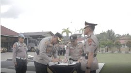 Ket. Foto : Kapolres Kampar AKBP Boby Putra Ramadhan Sebayang, Saat Serah Terima Jabatan, Personil Polres Kampar. 