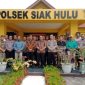 Ket. Foto : Foto Bersama, Usai Rangkaian Pisah Sambut, Kapolsek Lama Kepada Kapolsek Baru. 
