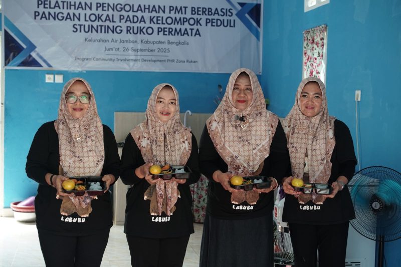Ket. Foto : Kader Posyandu di Kelurahan Air Jamban, Duri Bengkalis menginisiasi dapur sehat dalam upaya menghadirkan makanan bergizi pencegahan stunting. 
