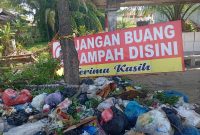 Ket. Fot : Oknum warga, membuang sampah bukan pada tempatnya, padahal larangan buang sampah telah di pasang lokasi tersebut. 