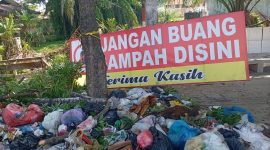 Ket. Fot : Oknum warga, membuang sampah bukan pada tempatnya, padahal larangan buang sampah telah di pasang lokasi tersebut. 