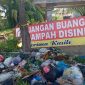 Ket. Fot : Oknum warga, membuang sampah bukan pada tempatnya, padahal larangan buang sampah telah di pasang lokasi tersebut. 