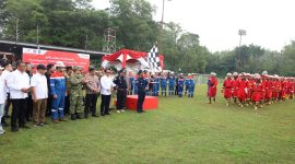 Keterangan Foto : Menteri Lingkungan Hidup/ Kepala BPLH, Hanif Faisol Nurofiq, memimpin Apel Kesiapsiagaan Penanganan Karhutla Provinsi Riau 2026 di Lapangan Sanggar PT Pertamina Hulu Rokan, Rumbai, Sabtu (25/4/2026). Apel dihadiri ratusan personil regu pemadam dari unsur TNI, Polri, BPBD, Manggala Agni dan perwakilan lintas korporasi.