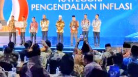 Keterangan foto : Wali Kota Langsa, Jeffry Sentana, saat menerima Penghargaan yang diserahkan langsung oleh Menteri Dalam Negeri Tito Karnavian di Wyndham Hotel, Palembang, Sumatera Selatan, pada Sabtu (25/04/2026).