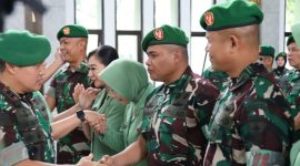 Ket. Foto : Pangdam XIX/Tuanku Tambusai Mayjen TNI Dr Agus Hadi Waluyo SAP MM CHRMP,  saat acara kegiatan Laporan Korps Kenaikan Pangkat Perwira Menengah (Pamen) periode 1 April 2026 yang berlangsung di Gedung Kaharuddin Nasution, Makodam XIX/Tuanku Tambusai, Rabu (01/04/2026). 