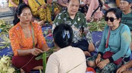 Ket. Foto : Masyarakat Umat  Hindu di Kampung Mulya Sari, Kecamatan Negeri Agung, Kabupaten Way Kanan,  sibuk mempersiapkan segala keperluan untuk upacara Piodalan