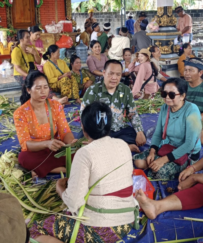 Ket. Foto : Masyarakat Umat  Hindu di Kampung Mulya Sari, Kecamatan Negeri Agung, Kabupaten Way Kanan,  sibuk mempersiapkan segala keperluan untuk upacara Piodalan